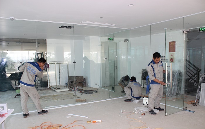 Thi công vách kính cường lực